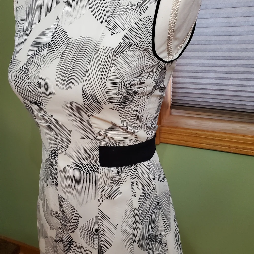 G2000 black and white dress. Size 32. Sleeveless. - Picture 2 of 9